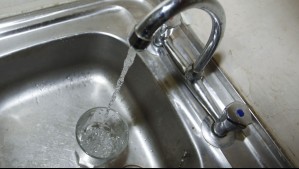 ¿Tomar agua de la llave o embotellada?: Conoce qué prefieren los chilenos y lo que recomiendan los expertos