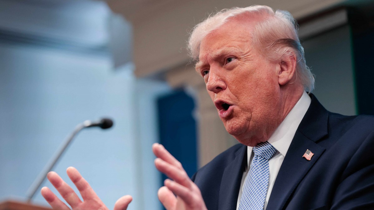 Trump advierte a Irán que no cobre peaje por cruzar el estrecho de Ormuz: 'Más les vale que no lo estén haciendo'