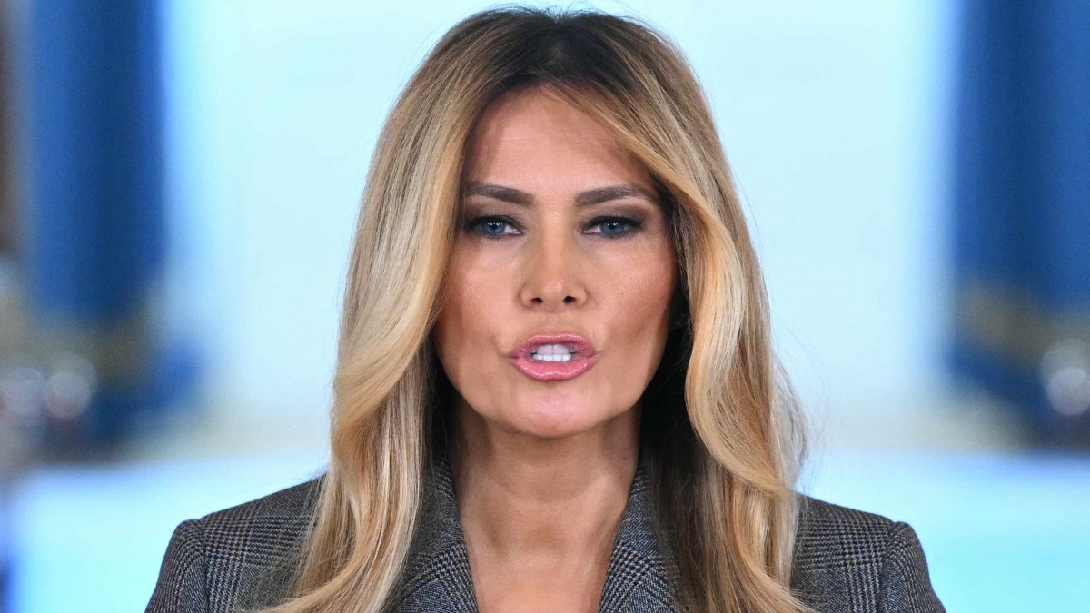 Melania Trump rompe el silencio en extraña conferencia: 'Epstein no me presentó a Donald Trump'