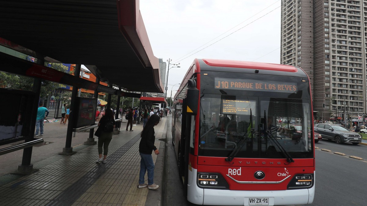 De Grange niega reducción de buses en Santiago y acusa 'campaña con motivación política'
