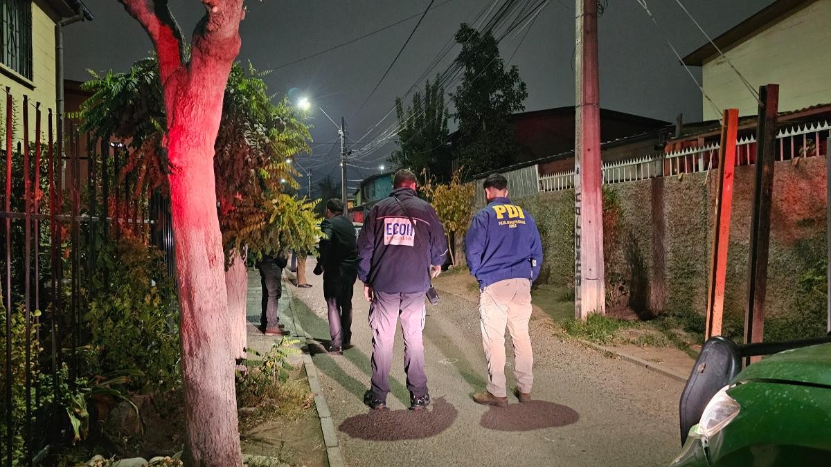 Hombre muere acribillado al interior de su vehículo en Puente Alto: Se encontraron más de 30 proyectiles en el lugar