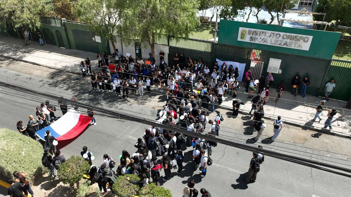 A solo dos semanas del mortal ataque en Calama: Casi 70 colegios del país han suspendido clases tras recibir amenazas