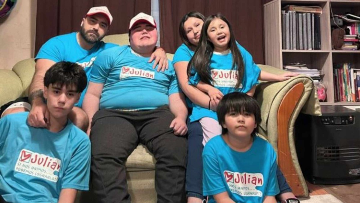 'Julián rueda por Chile': Joven con Duchenne busca llegar a la Moneda desde Puerto Montt en silla de ruedas