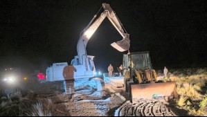 Carabineros detiene a dos sujetos en Colchane: Usaban retroexcavadora para habilitar pasos ilegales