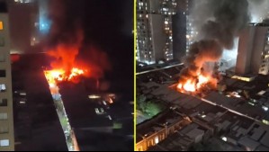 Gran incendio se registra en cité del centro de Santiago: Cerca de 200 personas han sido evacuadas