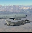 Un avión KC-135 - Stratotanker- de la Fuerza Aérea de Chile realizó un reabastecimiento en vuelo a aeronaves F-35 durante una misión de traslado. Esto marca un hito para el país.