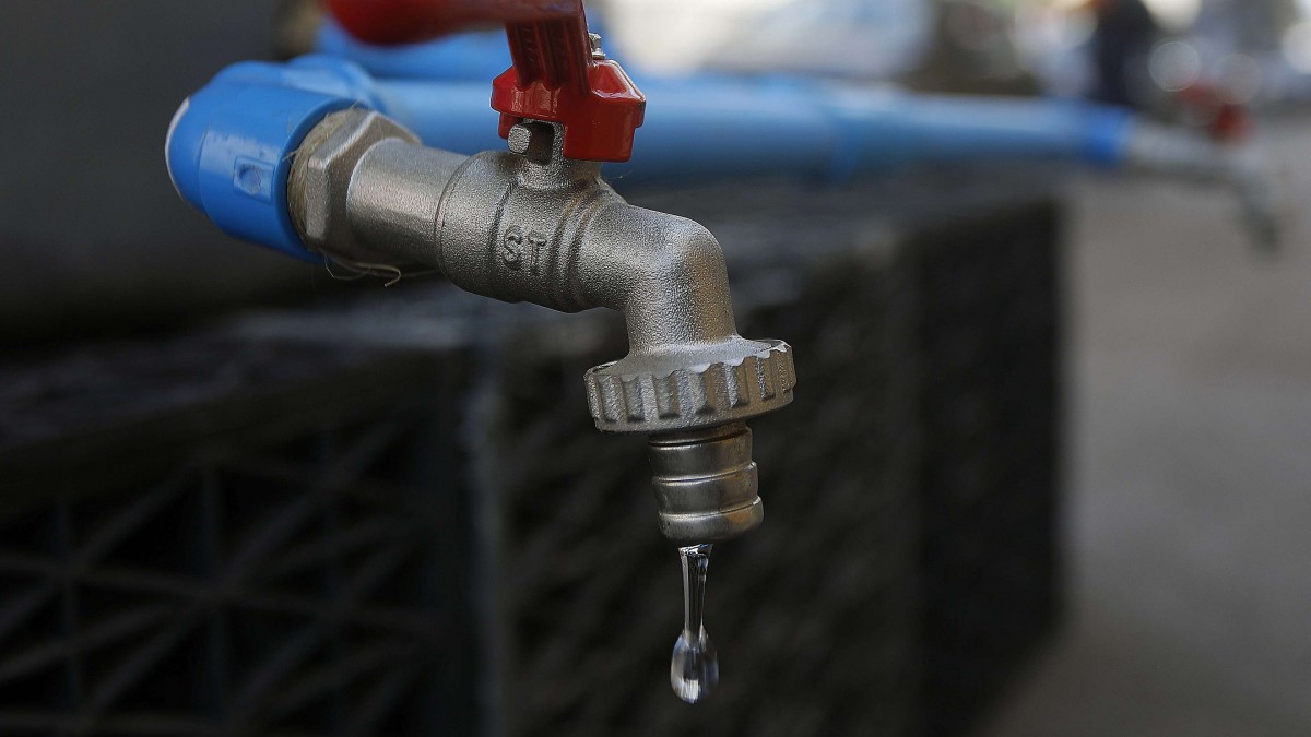 Anuncian cortes de agua de hasta 11 horas en tres comunas de Santiago