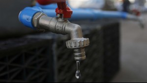 Anuncian cortes de agua de hasta 11 horas en tres comunas de Santiago