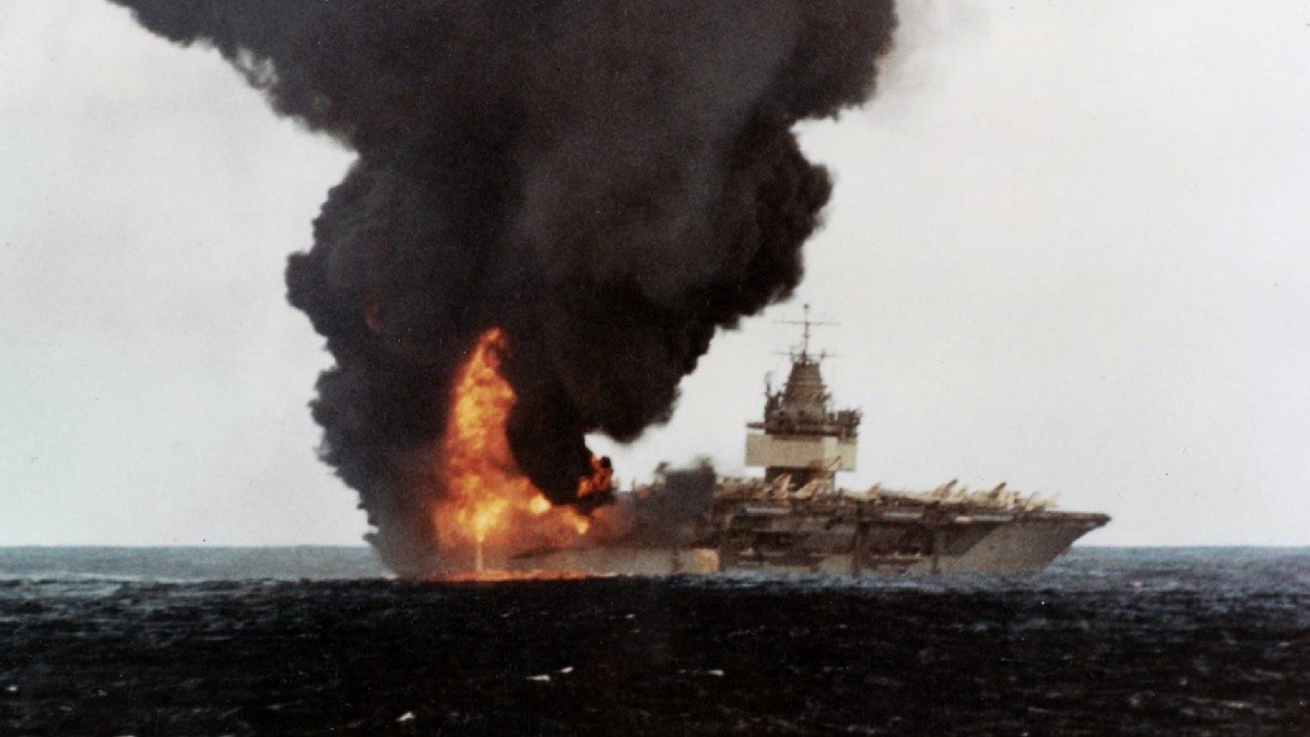 Noche de terror en llamas: cuando el superportaaviones más emblemático de Estados Unidos se convirtió en un infierno