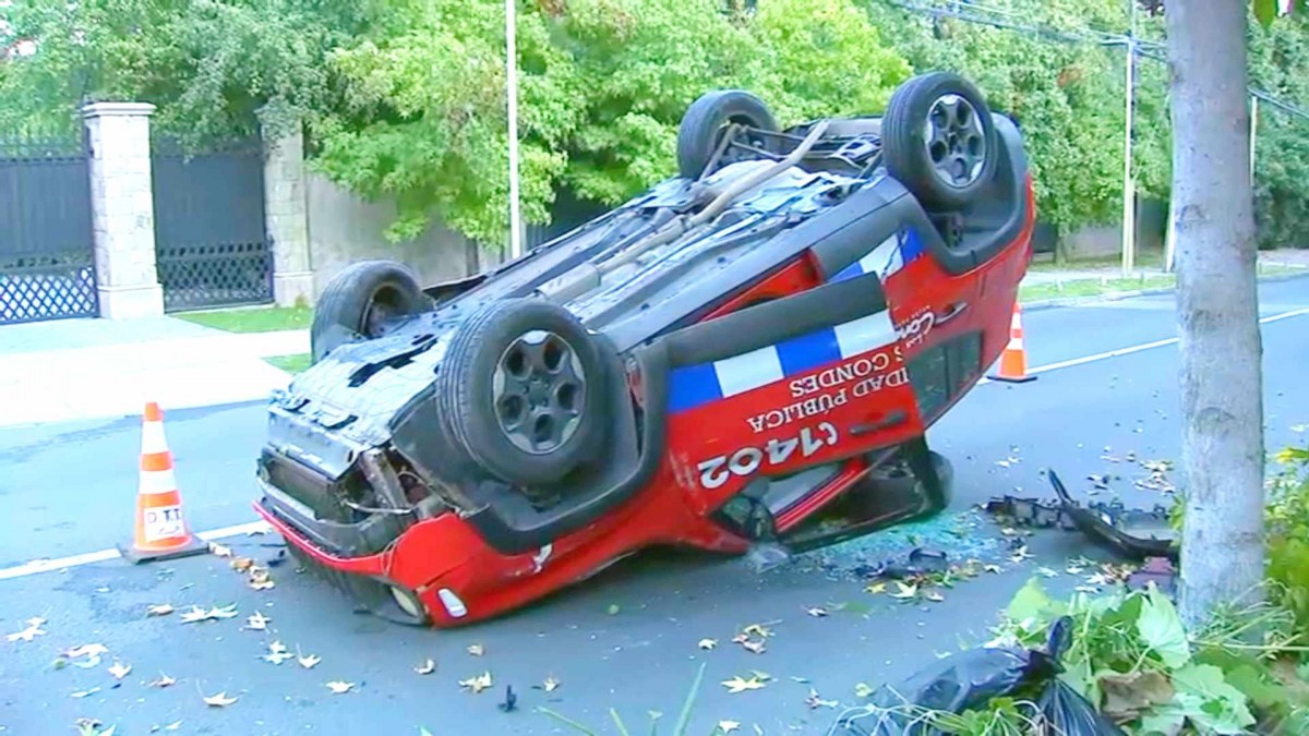 Accidente en Las Condes: Patrulla municipal termina volcada tras chocar con un árbol