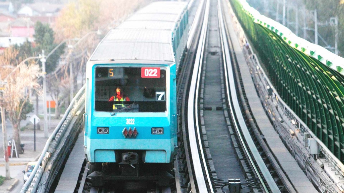 Metro de Santiago informa que Línea 2 presenta retraso en su frecuencia habitual