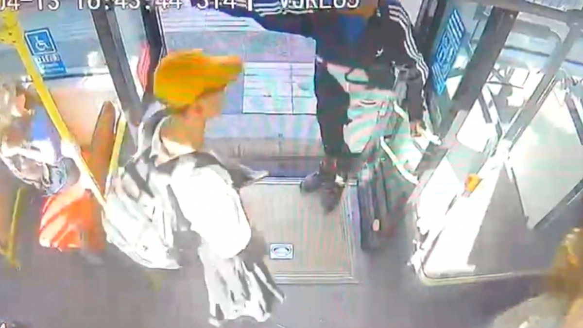 Caen dos miembros de 'Las Gárgolas' tras violento robo a pasajeros de un bus RED en San Joaquín