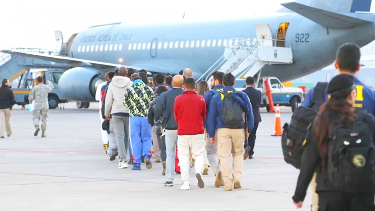 Gobierno deporta 40 migrantes irregulares a Bolivia, Ecuador y Colombia
