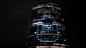 Emporio Armani presentó su nueva fragancia 'Power of You' con una proyección en la Torre Titanium