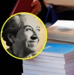 Conoce cómo la Universidad de Chile celebrará el Día del Libro regalando más de 3 mil ejemplares de Gabriela Mistral en el frontis de su Casa Central el 23 de abril.