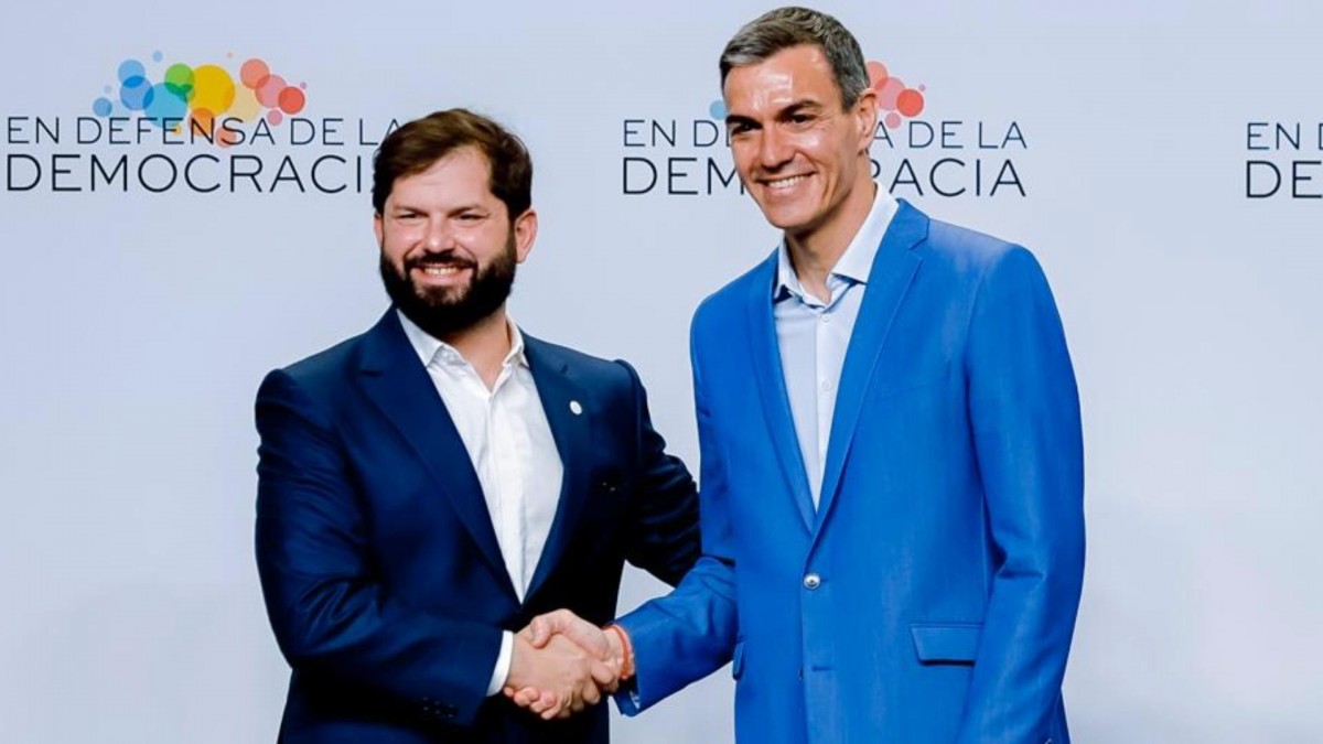Boric participa de foro en Barcelona y llama a defender la democracia y enfrentar el autoritarismo