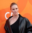 Charlize Theron recordó el día en que su mamá asesinó a su padre para defenderla   Charlize Theron recordó el día en que su mamá asesinó a su padre para defenderla  v