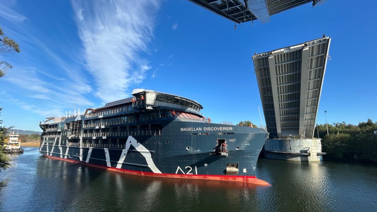 'Construido con ingeniería 100% chilena': El primer crucero híbrido-eléctrico de América navega por primera vez en Valdivia