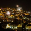 Cerca de las 22:00 horas de este sábado, varias personas en diferentes comunas de Santiago y otras regiones del país han reportado una gran cantidad de fuegos artificiales que se han extendido por varios minutos. ¡Revisa la razón!