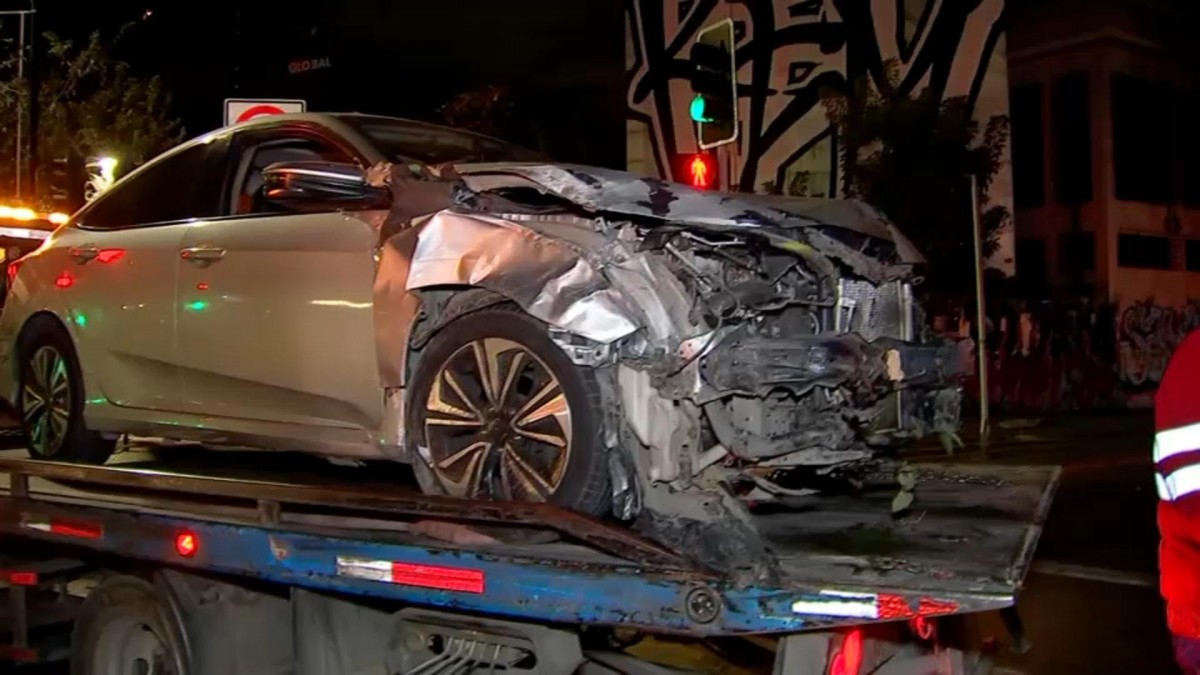 Conductor se fuga tras choque en Santiago: no respetó luz roja y dejó daños en la vía