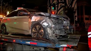 Conductor se fuga tras choque en Santiago: no respetó luz roja y dejó daños en la vía