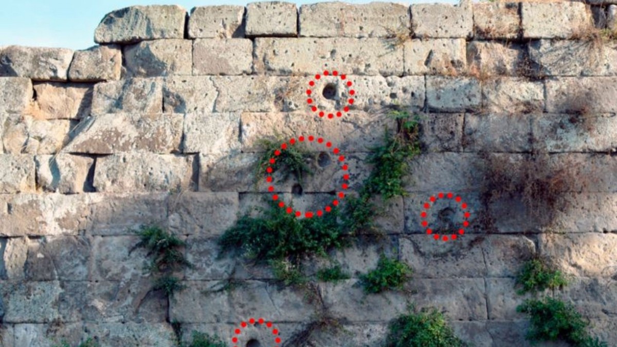 Arqueólogos hallan huellas de un avanzado lanzador de dardos de unos 2 mil años: El arma antecede a la ametralladora moderna