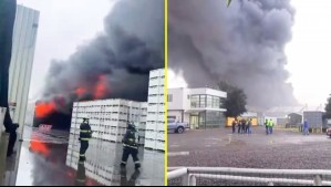 Gigantesco incendio afecta a planta industrial en El Monte: Evacuaron a 150 personas