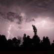 La Dirección Meteorológica de Chile emitió un aviso por probables tormentas eléctricas para este lunes en zonas cordilleranas de Valparaíso, Metropolitana y O\\\'Higgins, en medio de una condición de inestabilidad atmosférica.