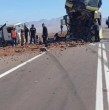 Un grave accidente de tránsito se registró este lunes en Tocopilla, luego de una colisión frontal entre un bus interurbano y un camión en la ruta B-24. Producto de la colisión, fallecieron dos personas y, al menos, 22 resultaron heridas.