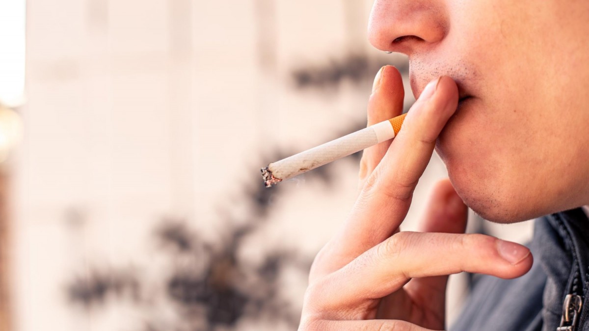 Reino Unido prohíbe para siempre la compra de cigarros a nacidos desde 2009: Buscan tener una generación libre de humo