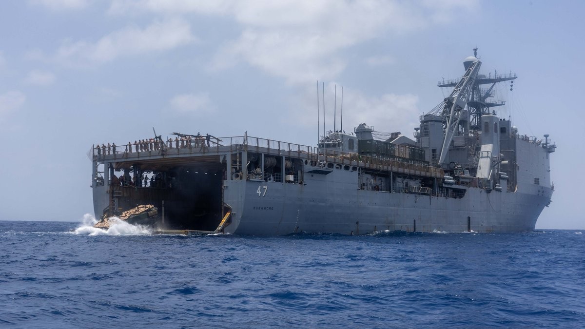 Unos 30 barcos desviados durante bloqueo naval de EEUU a Irán: 'Se extiende a todos los buques', advierte Comando Central