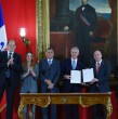 El presidente José Antonio Kast firmó el proyecto de Reconstrucción Nacional que hoy ingresará a la Cámara de Diputados, concretamente a la Comisión de Hacienda. Contempla medidas como reducción del Impuesto Corporativo, eliminar contribuciones a..