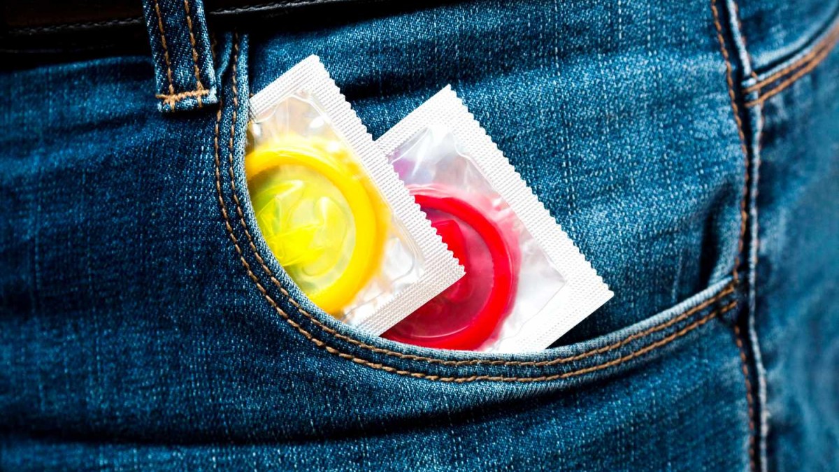 No solo aumenta la bencina: Preservativos podrían subir de precio por la guerra en Irán