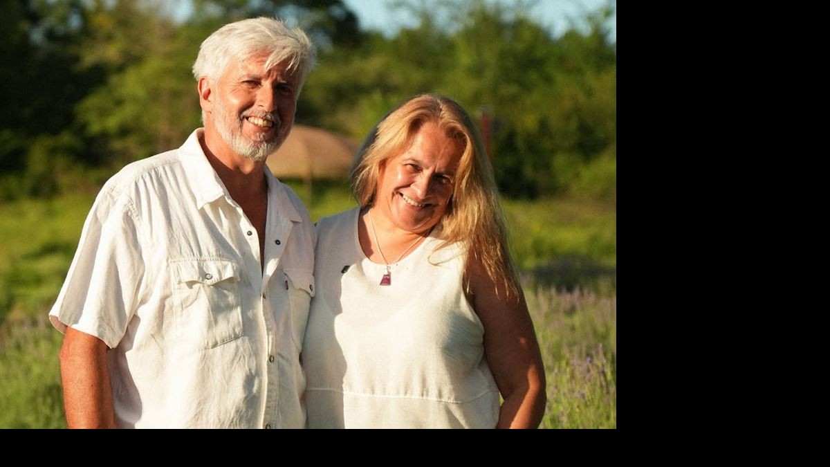 La historia del matrimonio que dejó la ciudad para ir a cultivar lavanda:  Su cultivo ahora es un atractivo turístico