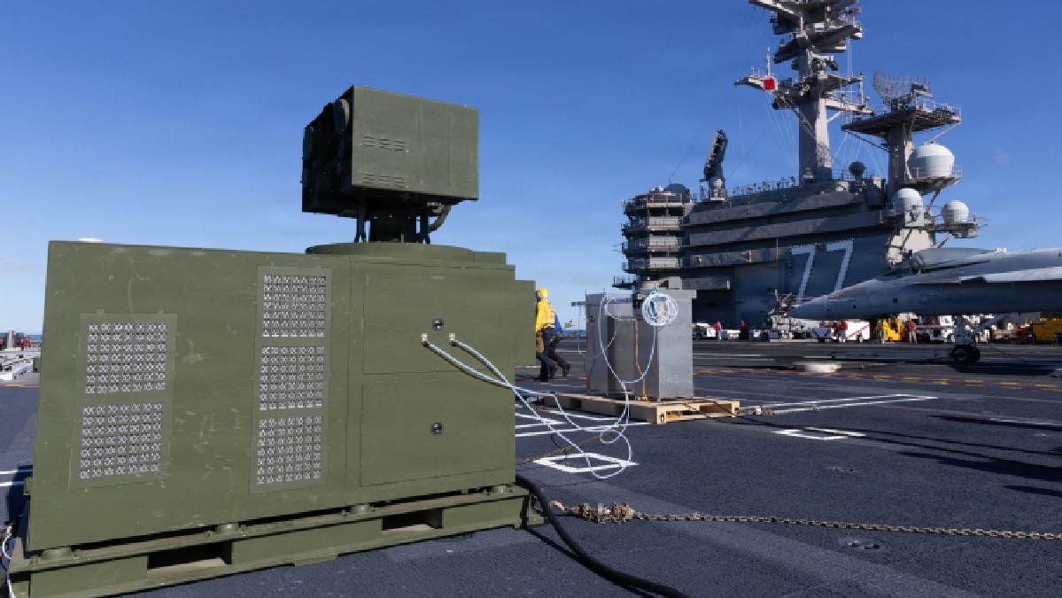 Drones en la mira: Armada de Estados Unidos instala por primera vez un arma láser en uno de sus portaaviones