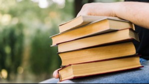 Día del Libro: Universidad de Chile regalará más de 3 mil ejemplares de Gabriela Mistral y así puedes obtener uno gratis