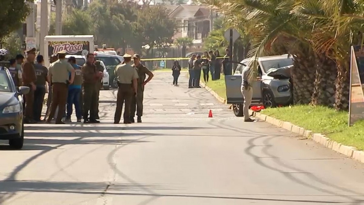 Carabineros balean a dos delincuentes en Maipú: Frustran intento de robo a camión de abarrotes