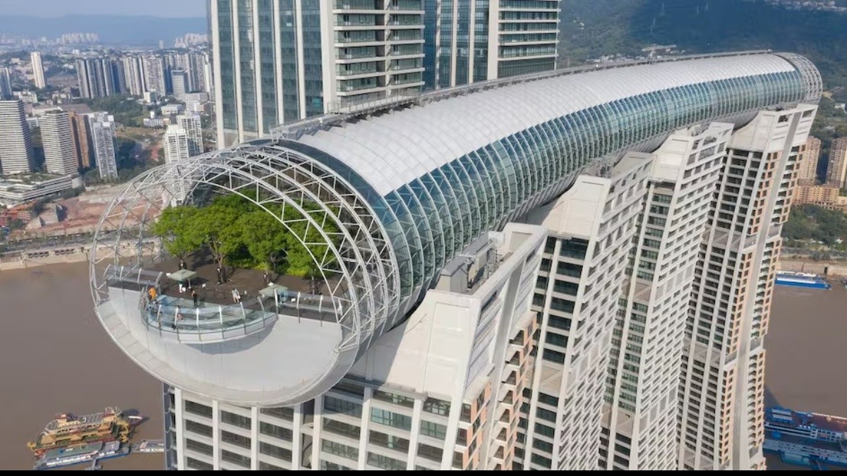 Una ciudad en el aire: Así es el impresionante rascacielos horizontal que construyó China