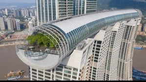 Una ciudad en el aire: Así es el impresionante rascacielos horizontal que construyó China