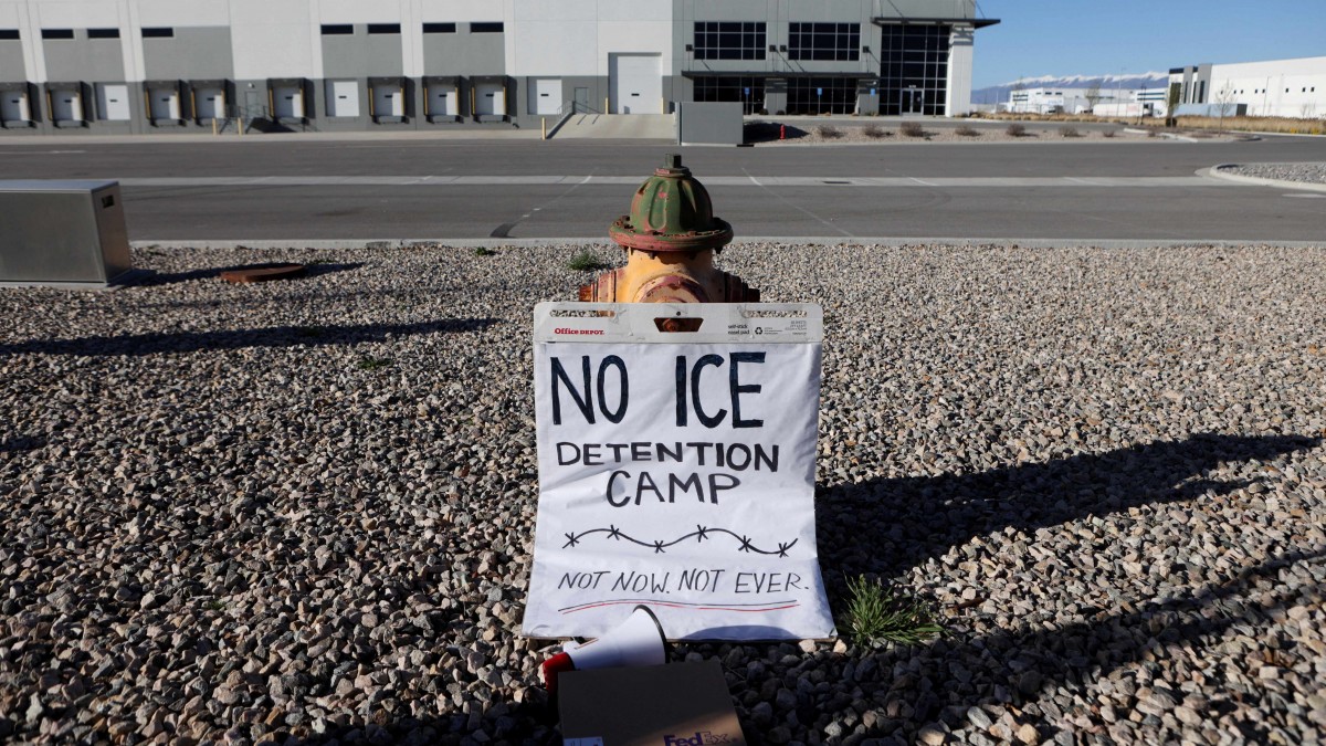 Juez ordena liberar a una familia migrante detenida por diez meses en un centro de EEUU