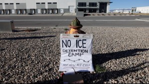 Juez ordena liberar a una familia migrante detenida por diez meses en un centro de EEUU