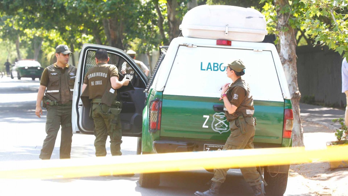 Violenta encerrona afuera de colegio en Huechuraba: Delincuentes roban auto de lujo a apoderada en presencia de estudiantes