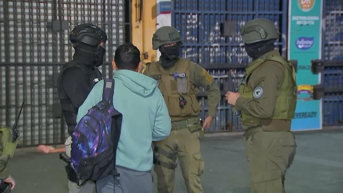 Amplio operativo policial en La Vega: Realizan masivo control migratorio a personas que transitan en el sector