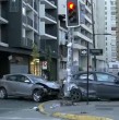 Un grave accidente de tránsito se registró en la intersección de San Francisco con Tarapacá, en la comuna de Santiago Centro, dejando a una pasajera de un vehículo de aplicación en riesgo vital.