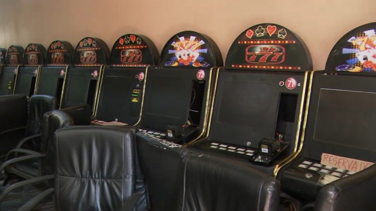 Clausuran casino clandestino con 80 máquinas en Estación Central: suman más de mil equipos incautados
