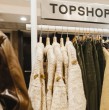 Topshop regresa a Chile de la mano de Paris y abrirá espacios permanentes en tiendas de Santiago. La marca británica apuesta nuevamente por sus icónicos jeans y denim.
