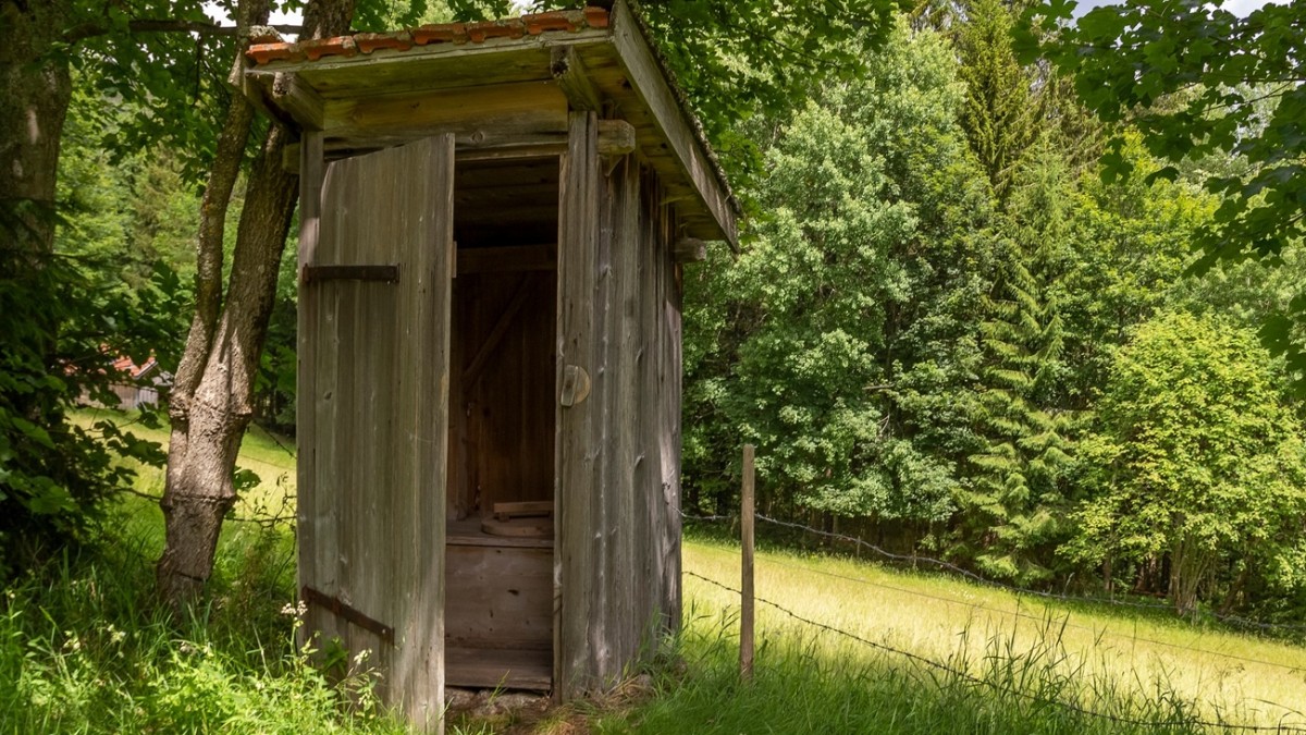 Entre desechos humanos: Mujer quedó atrapada tres horas en una letrina de pozo en Australia