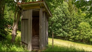 Entre desechos humanos: Mujer quedó atrapada tres horas en una letrina de pozo en Australia