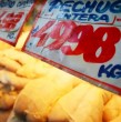 Tras el brote de gripe aviar que obligó al SAG a suspender temporalmente sus exportaciones avícolas hacia China, se ha comenzado a especular sobre una modificación en el precio del pollo en Chile. Revisa si sube o baja su valor.