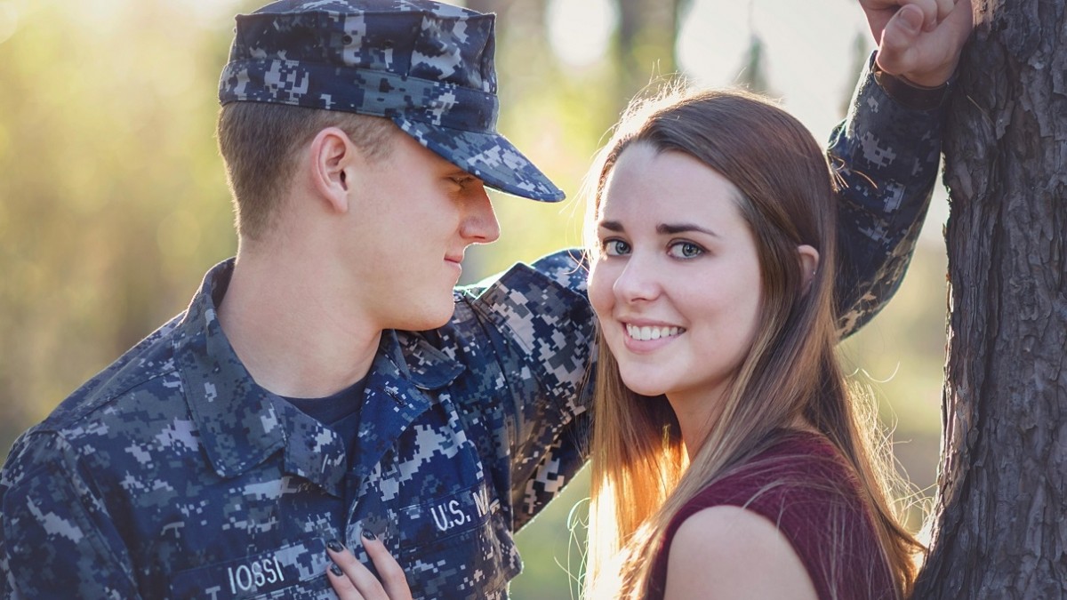 Becas para cónyuges de militares en Estados Unidos: Cómo acceder a 4.000 dólares para estudios